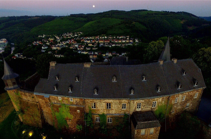 Schloss Hohenlimburg in Hagen während der Abenddämmerung.